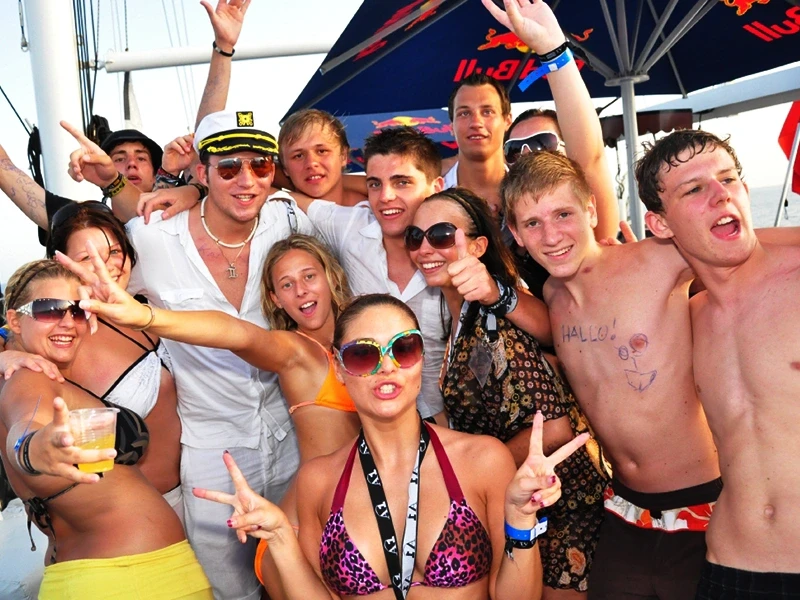 Starcraft Yacht in Alanya — Sea Excursion with Foam Party