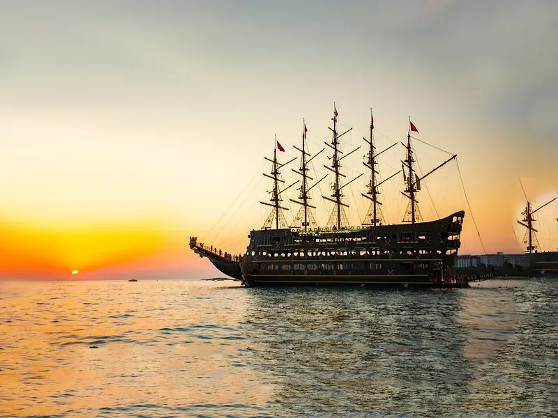 Яхта на закате в Алании